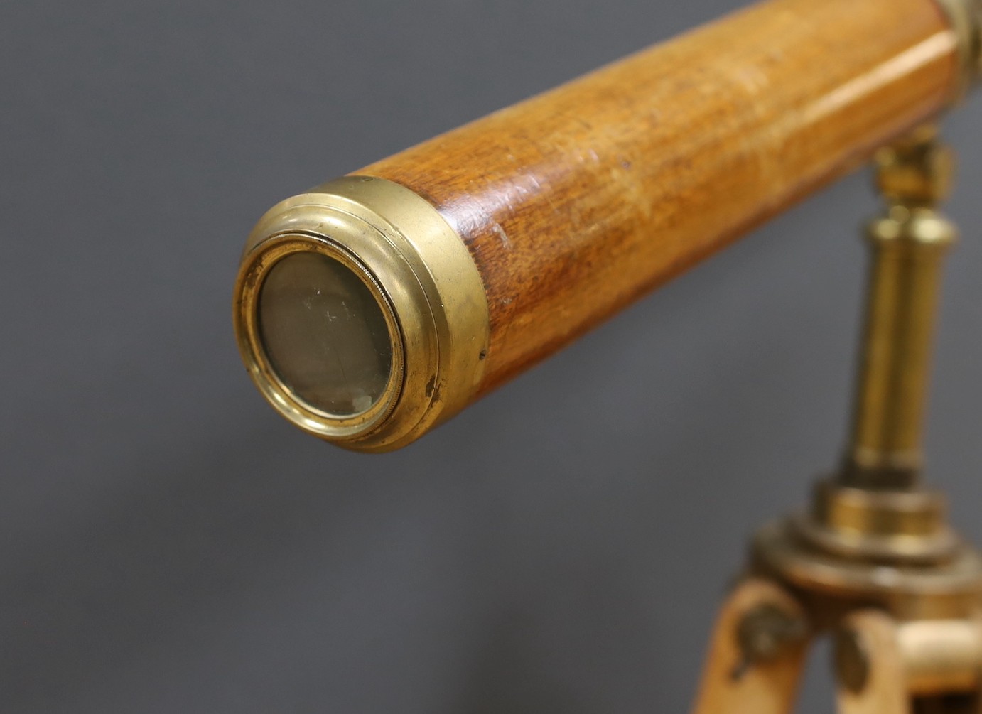 An Edwardian telescope on tripod, 107cms high